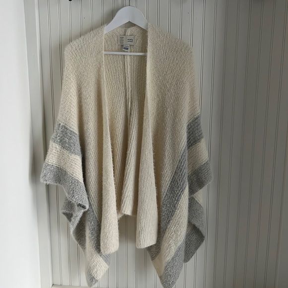 Anthropologie Saturday Sunday Fuzzy Cream & Gray Poncho Cardigan - Picture 2 of 7